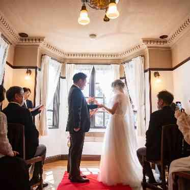 赤いバージンロードでアンティーク感たっぷりのセレモニー