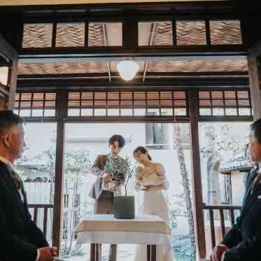 開放的な空間での植樹セレモニー