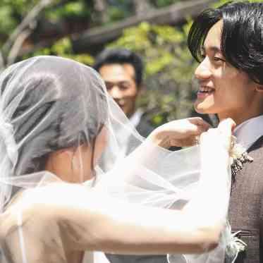 指輪の交換の代わりに蝶ネクタイをプレゼント