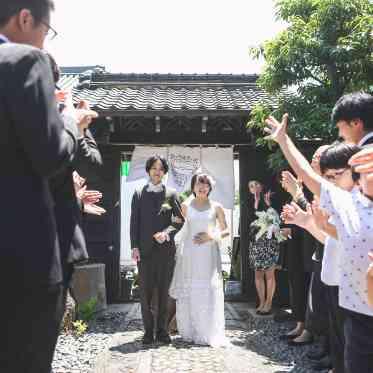 オリジナル暖簾をバックに
石畳で空の下開放的なセレモニー
人前式¥55,000