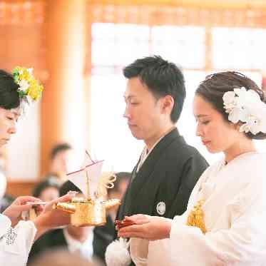 厳かな雰囲気の中、挙式が執り行われます