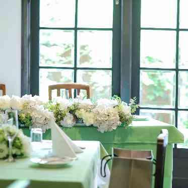 プラン内の「アートフラワー(レンタル)」でも十分に華やかな印象を与えられます