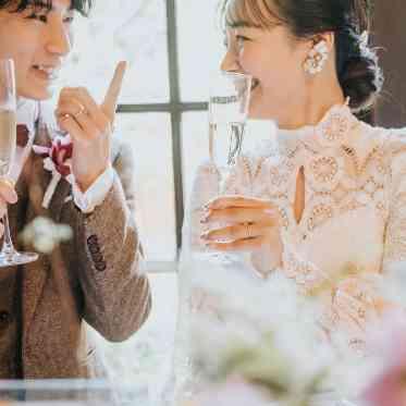 レースのドレスが印象的