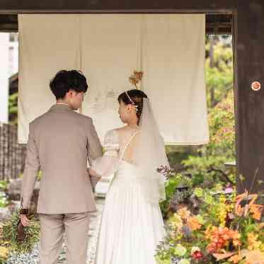 暖簾スタイルでお出迎え