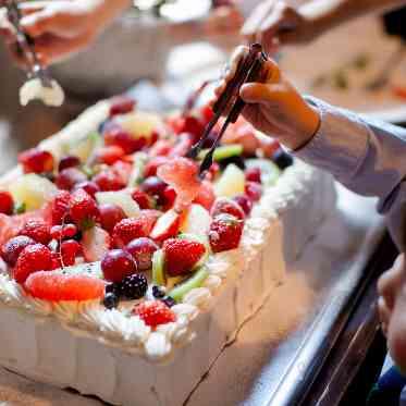 旧春田邸 デュボネ ■ケーキ入刀■　おふたりのケーキはゲストがフルーツをトッピングして完成！