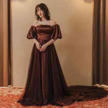 雰囲気ぴったりのダークブラウンのカラードレス