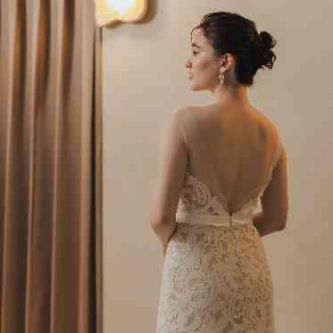 背中のあいたアンティークなレースタイプ