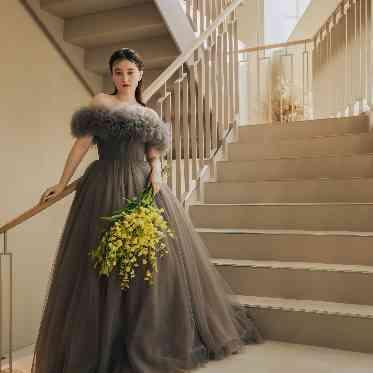 グレーのボリュームドレス