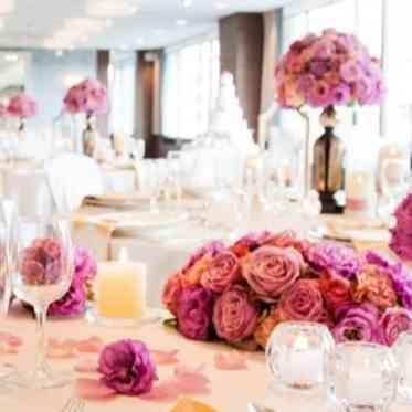 ホテルニューオータニ佐賀 装花、コーディネートによって雰囲気の変わるキャッスルテラス(披露宴会場)