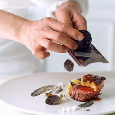 THE SEASON'S(ザ・シーズンズ)/テイクアンドギヴ・ニーズウェディング お客様に提供する直前にトリュフをスライス