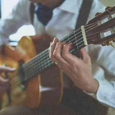 ヴォヤージュ ドゥ ルミエール 京都七条迎賓館 生演奏が雰囲気を盛り上げる