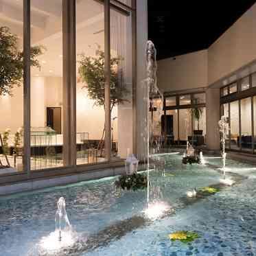 ALCAZAR AVVIO(アルカーサル・アヴィオ) チャペルを囲み披露宴会場からもご覧いただける噴水