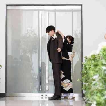 ALCAZAR AVVIO(アルカーサル・アヴィオ) お母さまから最後の仕上げジャケットを羽織らせてもらう「ジャケットセレモニー」