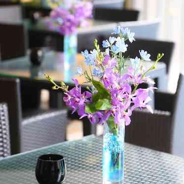 ALCAZAR AVVIO(アルカーサル・アヴィオ) ラウンジのテーブルもおふたりらしくコーディネート