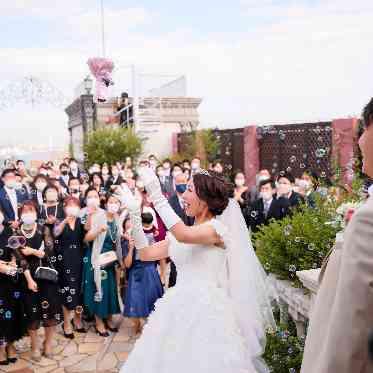 Casa d’ Angela (カサ・デ・アンジェラ) みなとみらいの青空の元ブーケトス!