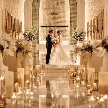 キャンドルの優しい光に灯される幻想的なナイトチャペル