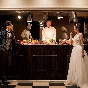 臨場感あふれるオープンキッチン。