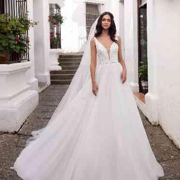 王道からインポート、「PRONOVIAS」などのブランドドレスも豊富にご用意