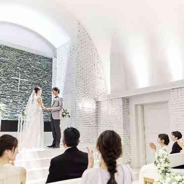 ララシャンス 博多の森 祭壇があるのでゲストからお二人の姿がよく見える