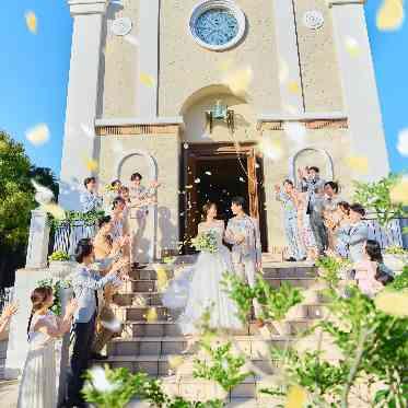 ララシャンス 博多の森 挙式後は大階段でフラワーシャワー