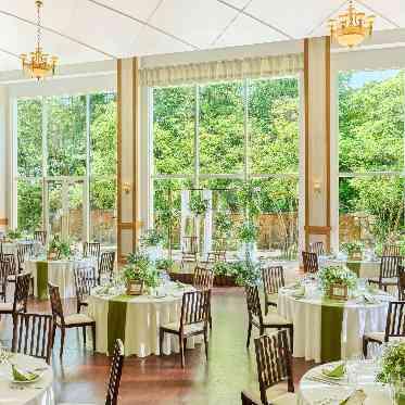 ララシャンス 博多の森 森の中に佇む披露宴会場。天井高6メートル。着席人数150名。