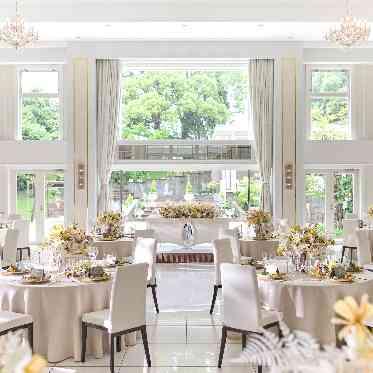 ララシャンス 博多の森 天井高6メートル。最大110名まで着席可能