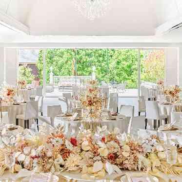 ララシャンス 博多の森 窓の奥には緑が広がる白基調のシンプルな会場