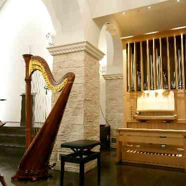 アンフェリシオン パイプオルガンとハープのやさしい音色が美しく響きます。