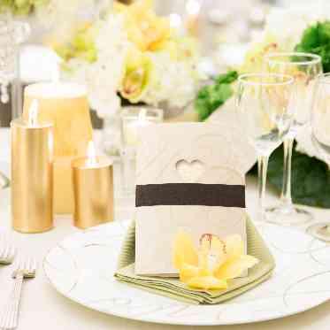 爽やかなイエローグリーンの装花にゴールドのキャンドルで高級感をプラス。