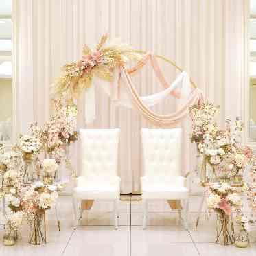 アンフェリシオン ピンクとゴールドをテーマにしたチェアメインのコーディネート