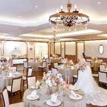 アンフェリシオン 明るい石造りと木のぬくもりがアットホームであたたかな時間を演出します