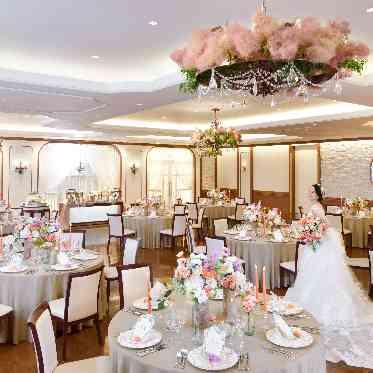 アンフェリシオン アイアンゲートの先に流れる水のカーテンを抜けるとナチュラルでやわらかな雰囲気