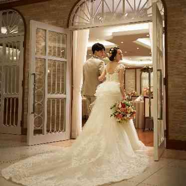 アンフェリシオン フローリングやシャンデリア、装飾の細やかなアンティーク調のインテリアが特徴。