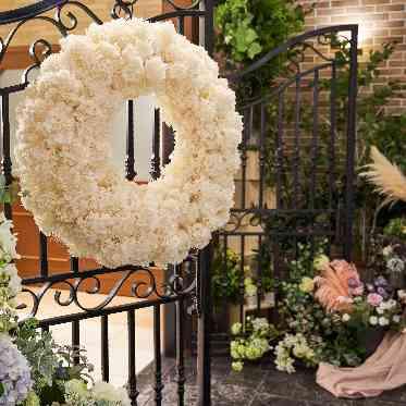 アンフェリシオン クラシカルなアイアンゲートから入場