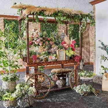 アンフェリシオン たくさんのお花に囲まれてカラフルなweddingも!