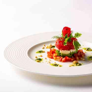 アンフェリシオン メバチマグロとアボカド モッツァレラチーズのミルフィーユ仕立て