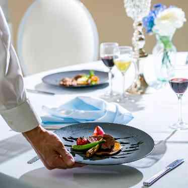 アンフェリシオン スタッフが一皿一皿心をこめてサービスします