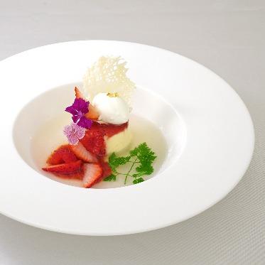 アンフェリシオン ホワイトショコラケーキと苺のソース ライムスープ仕立て