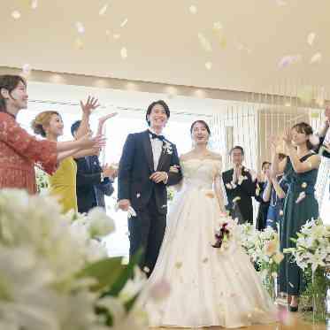 オーベルジュ・ド・リル ナゴヤ 横に広く、一番後ろのゲストの表情までも見える温かな空間。