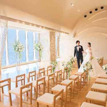 オーベルジュ・ド・リル ナゴヤ アイボリーとウッドの雰囲気がウエディングドレスをより一層美しく引き立てる