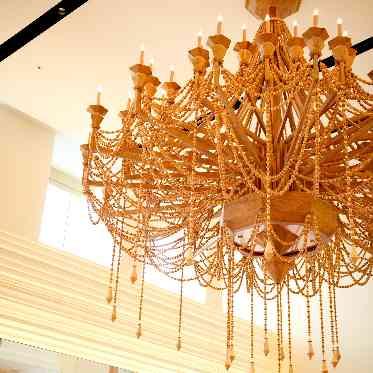 オーベルジュ・ド・リル ナゴヤ オリーブの木で出来たシャンデリアが印象的なダイニング