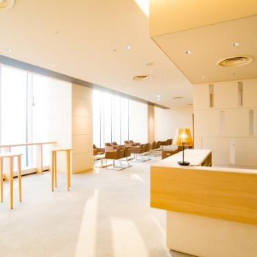 オーベルジュ・ド・リル ナゴヤ 自然光差し込む明るいお待合スペース