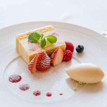 オーベルジュ・ド・リル ナゴヤ バニラのムースが口の中で溶けるコースの後でもさっぱり召し上がれるケーキ