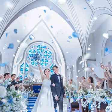 アニヴェルセル 白壁 天井高11mの大聖堂は、盛大な祝福シーンの音の反響が圧巻です!