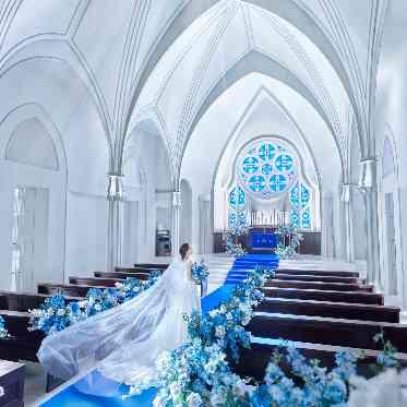 アニヴェルセル 白壁 純白のウェディングドレスが映えるロイヤルブルーの大聖堂