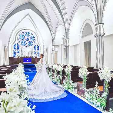 純白のウェディングドレスが映えるロイヤルブルーの大聖堂