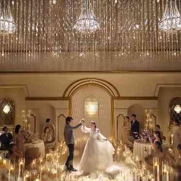 アニヴェルセル 白壁 6万6千粒のシャンデリアがある贅沢空間