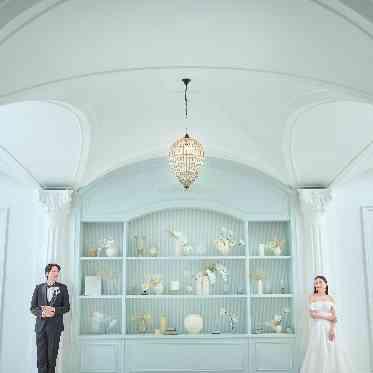 アニヴェルセル 白壁 シンプルなコーディネートでも絵になる上質空間