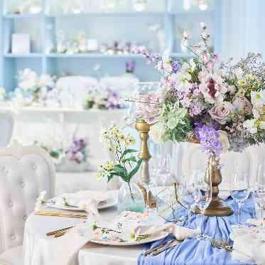 アニヴェルセル 白壁 装花やテーブルコーディネイトでお二人らしい会場の雰囲気に*