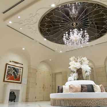 アニヴェルセル 白壁 ホテルを思わせるクローク前のお洒落なエントランス